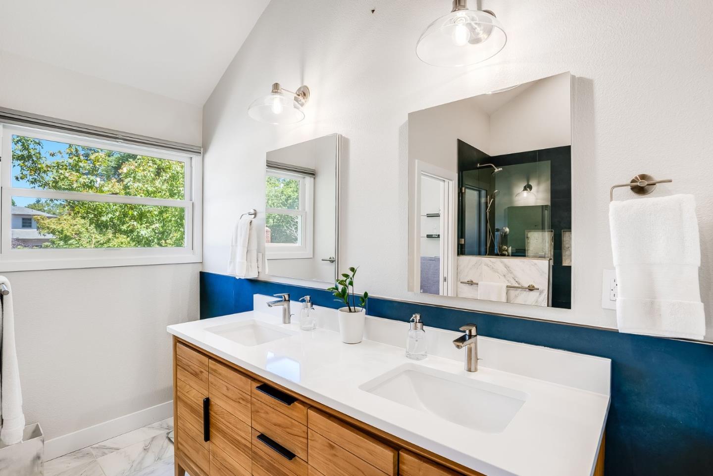 Detail Gallery Image 8 of 19 For 161 Jeter St, Redwood City,  CA 94062 - 5 Beds | 3/1 Baths