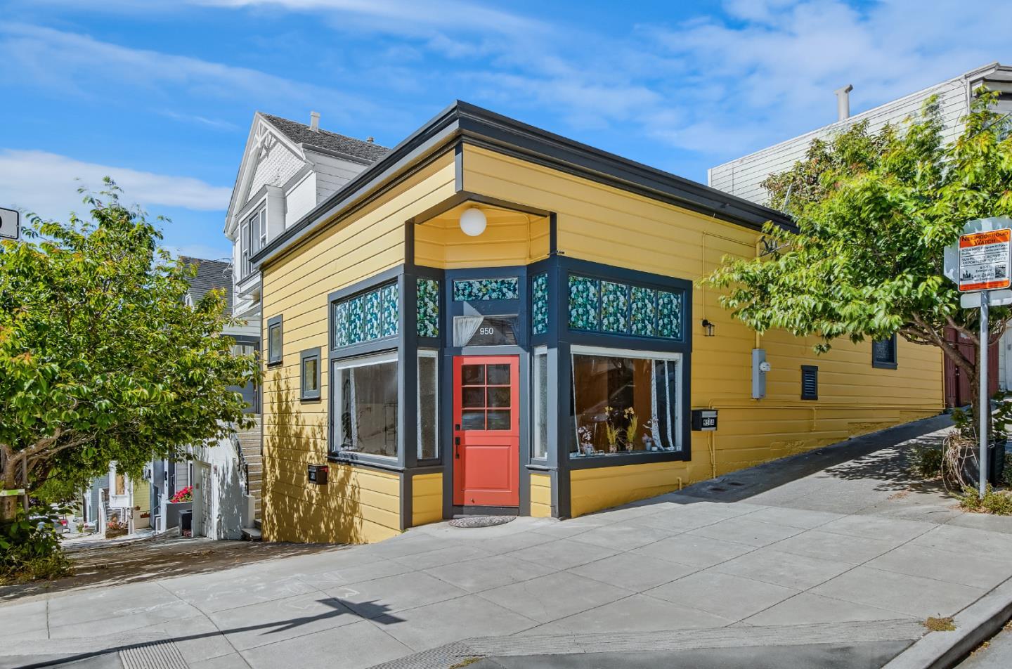 Detail Gallery Image 2 of 14 For 950 Noe St, San Francisco,  CA 94114 - – Beds | – Baths