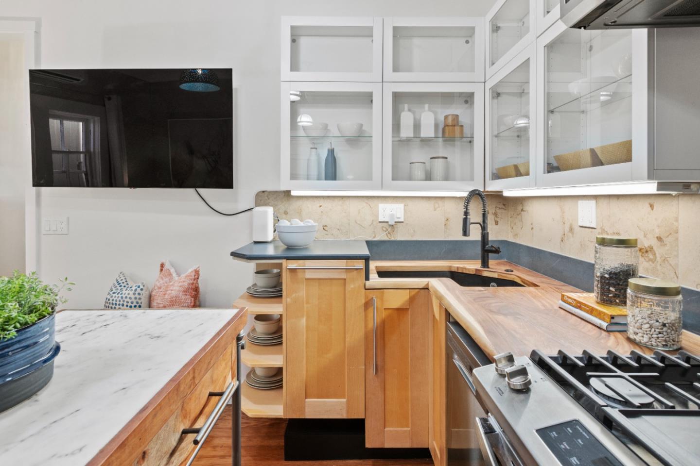 Detail Gallery Image 26 of 36 For 950 Noe St, San Francisco,  CA 94114 - – Beds | – Baths