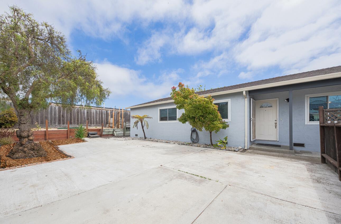 Detail Gallery Image 2 of 34 For 1676 Flores St, Seaside,  CA 93955 - 4 Beds | 2 Baths