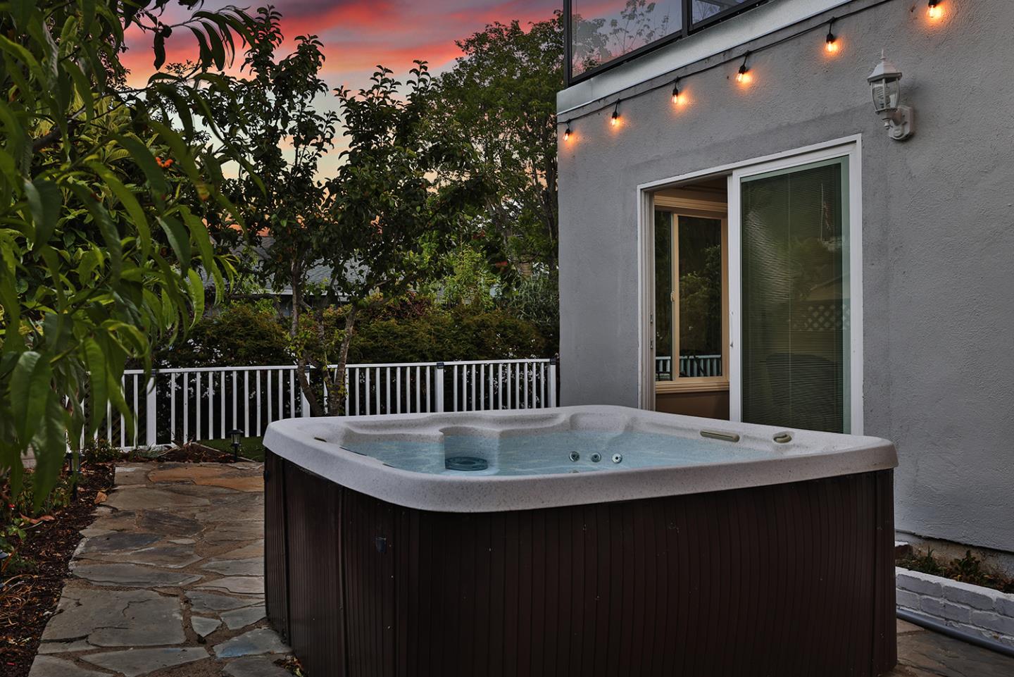 Detail Gallery Image 2 of 71 For 1001 Everglades Dr, Pacifica,  CA 94044 - 6 Beds | 3 Baths