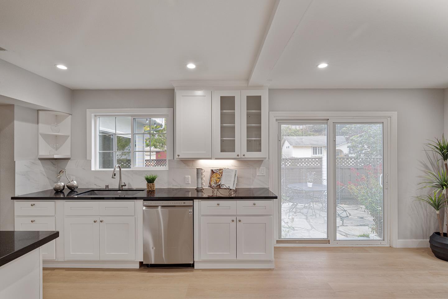 Detail Gallery Image 23 of 71 For 1001 Everglades Dr, Pacifica,  CA 94044 - 6 Beds | 3 Baths