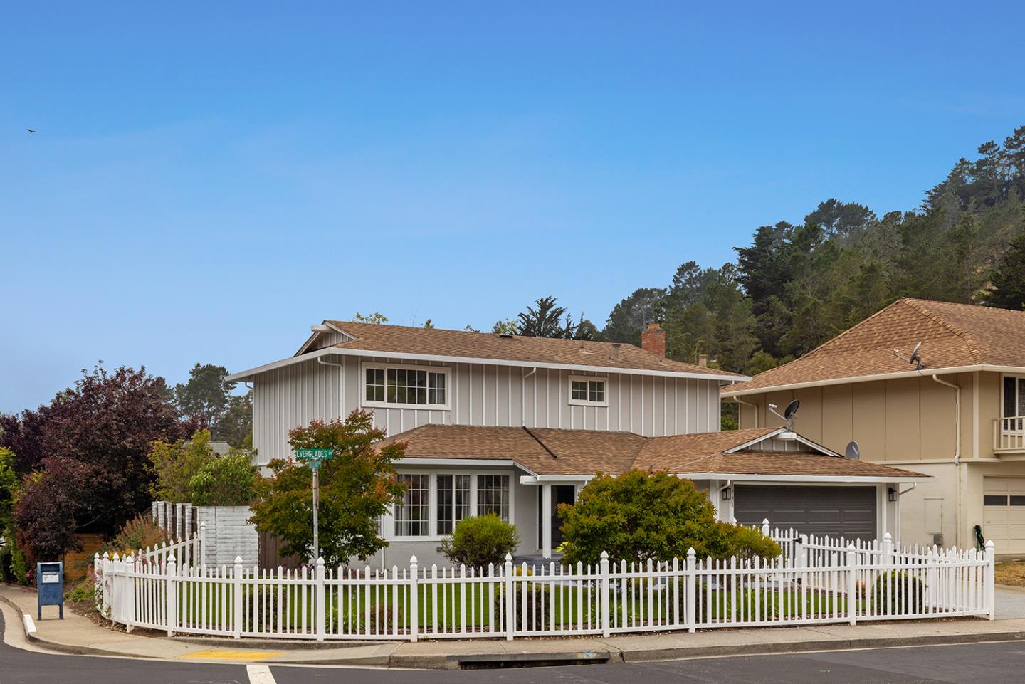 Detail Gallery Image 4 of 71 For 1001 Everglades Dr, Pacifica,  CA 94044 - 6 Beds | 3 Baths