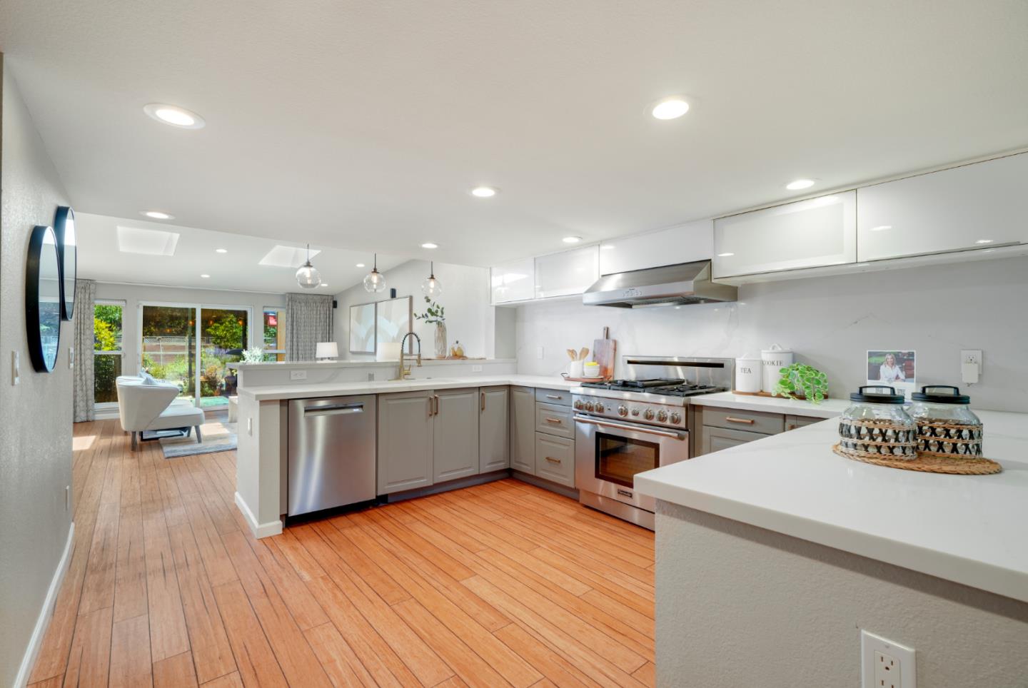 Detail Gallery Image 10 of 42 For 2238 Lincoln St, East Palo Alto,  CA 94303 - 4 Beds | 2/1 Baths