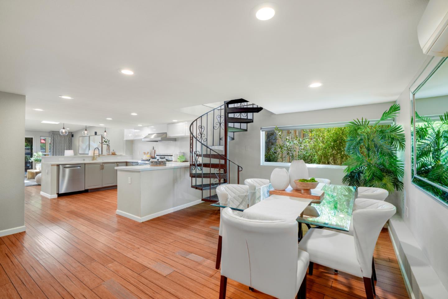 Detail Gallery Image 8 of 42 For 2238 Lincoln St, East Palo Alto,  CA 94303 - 4 Beds | 2/1 Baths