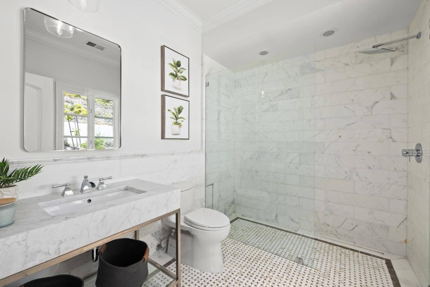 Detail Gallery Image 10 of 23 For 414 Pinehill Rd, Hillsborough,  CA 94010 - 5 Beds | 4/2 Baths