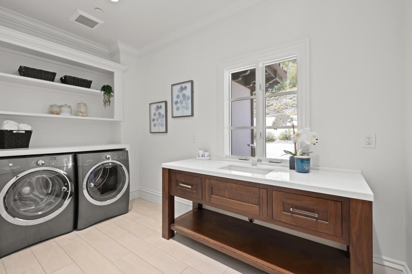 Detail Gallery Image 12 of 23 For 414 Pinehill Rd, Hillsborough,  CA 94010 - 5 Beds | 4/2 Baths