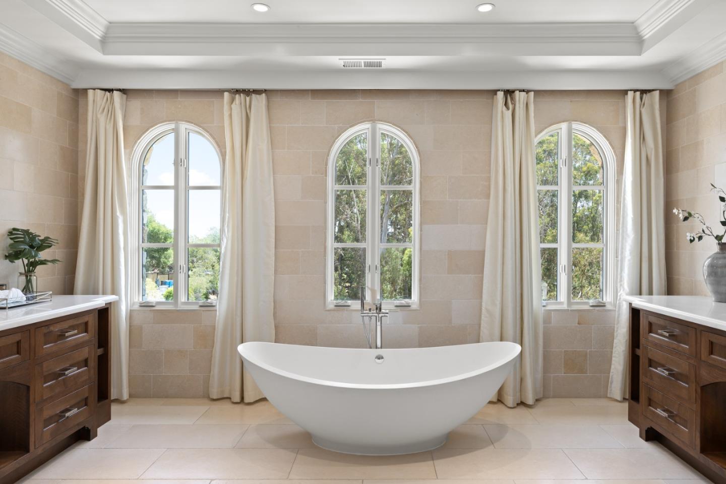 Detail Gallery Image 13 of 23 For 414 Pinehill Rd, Hillsborough,  CA 94010 - 5 Beds | 4/2 Baths