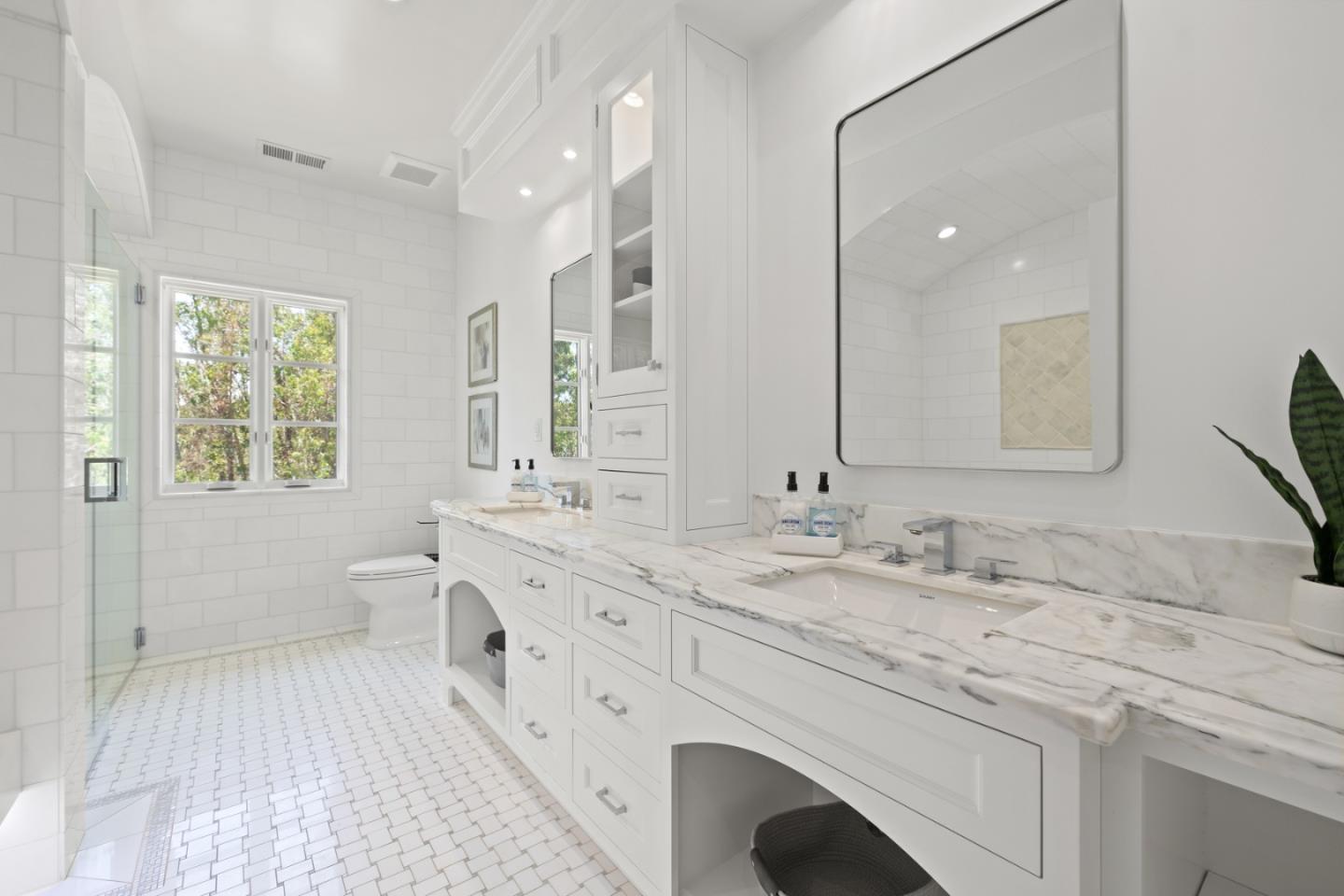 Detail Gallery Image 16 of 23 For 414 Pinehill Rd, Hillsborough,  CA 94010 - 5 Beds | 4/2 Baths