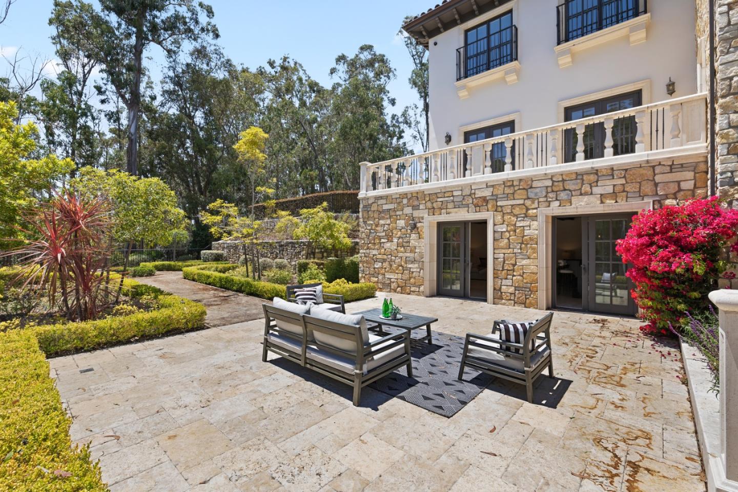 Detail Gallery Image 19 of 23 For 414 Pinehill Rd, Hillsborough,  CA 94010 - 5 Beds | 4/2 Baths