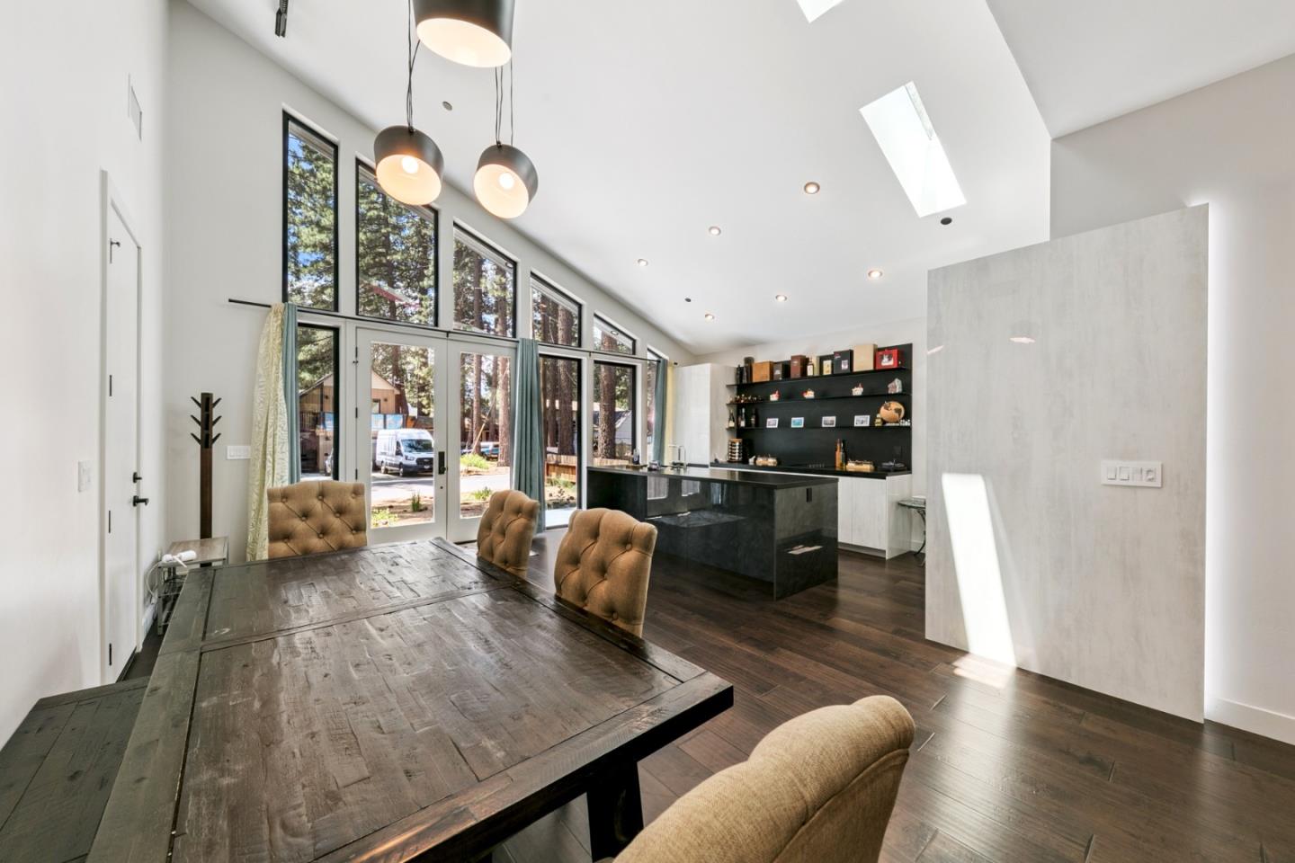 Detail Gallery Image 10 of 26 For 1169 Stockton Ave, South Lake Tahoe,  CA 96150 - 3 Beds | 2 Baths