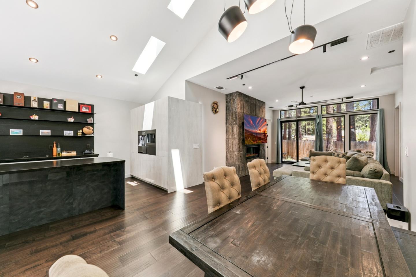 Detail Gallery Image 11 of 26 For 1169 Stockton Ave, South Lake Tahoe,  CA 96150 - 3 Beds | 2 Baths
