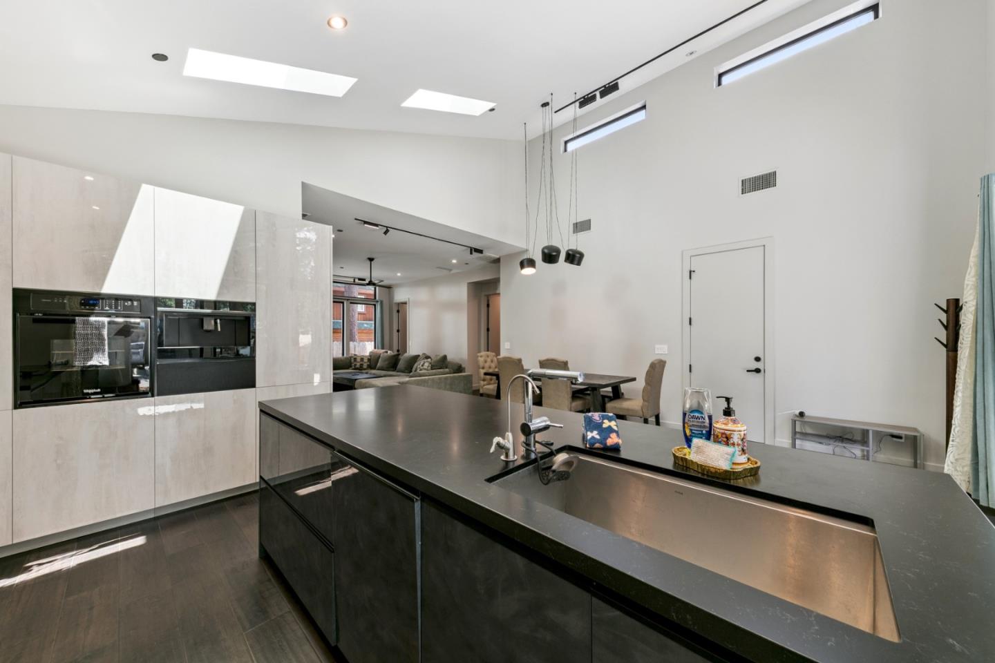 Detail Gallery Image 13 of 26 For 1169 Stockton Ave, South Lake Tahoe,  CA 96150 - 3 Beds | 2 Baths