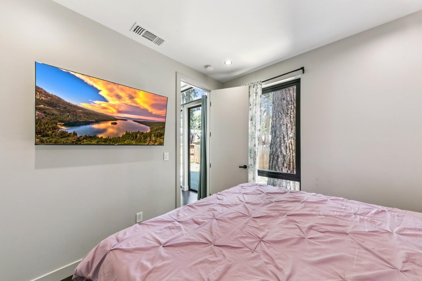 Detail Gallery Image 18 of 26 For 1169 Stockton Ave, South Lake Tahoe,  CA 96150 - 3 Beds | 2 Baths