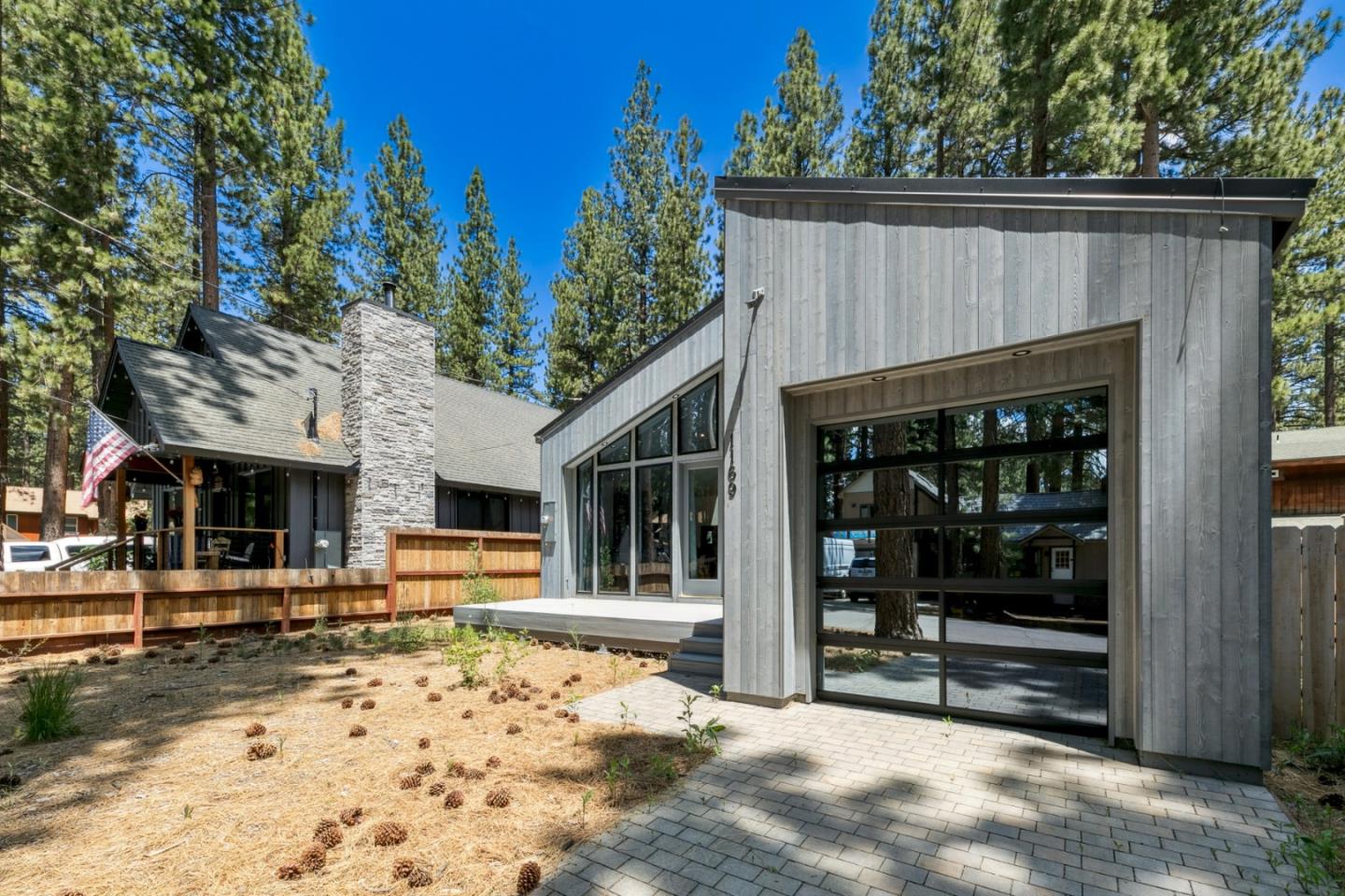 Detail Gallery Image 2 of 26 For 1169 Stockton Ave, South Lake Tahoe,  CA 96150 - 3 Beds | 2 Baths