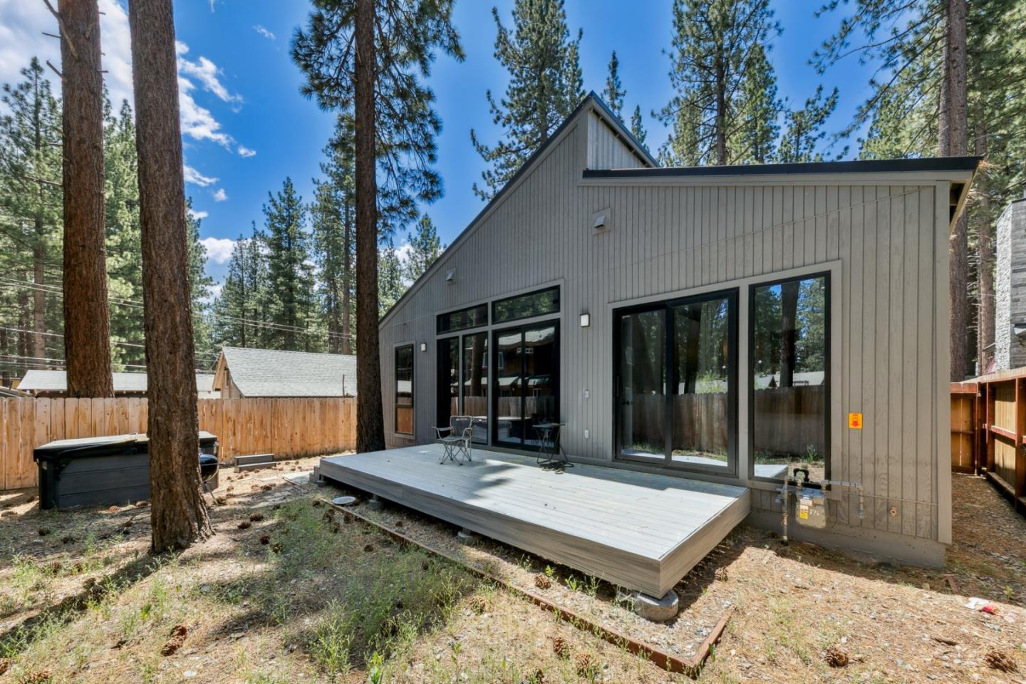 Detail Gallery Image 4 of 26 For 1169 Stockton Ave, South Lake Tahoe,  CA 96150 - 3 Beds | 2 Baths