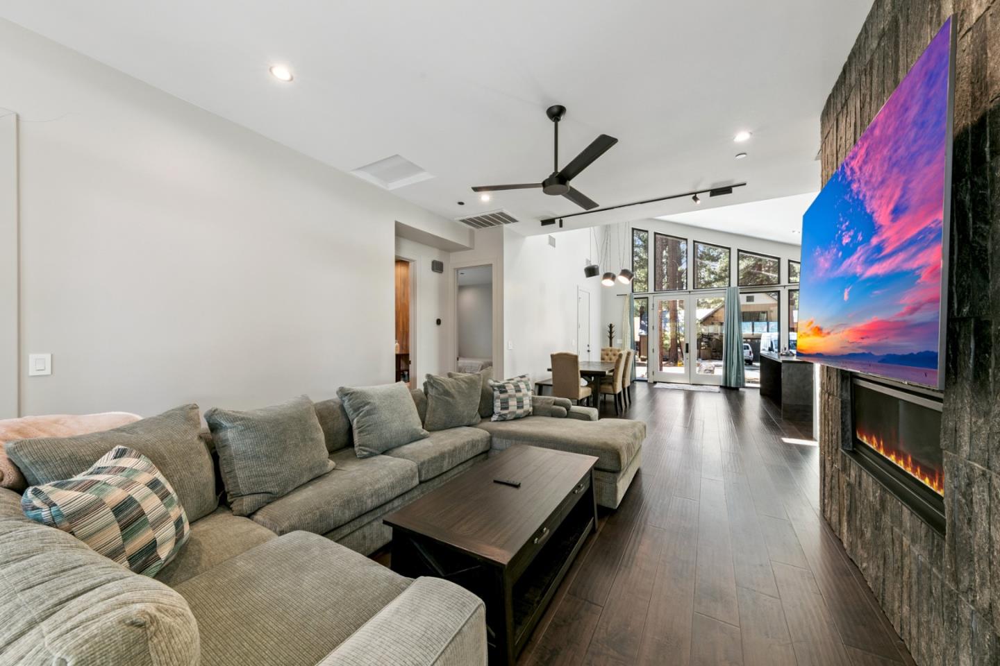 Detail Gallery Image 5 of 26 For 1169 Stockton Ave, South Lake Tahoe,  CA 96150 - 3 Beds | 2 Baths