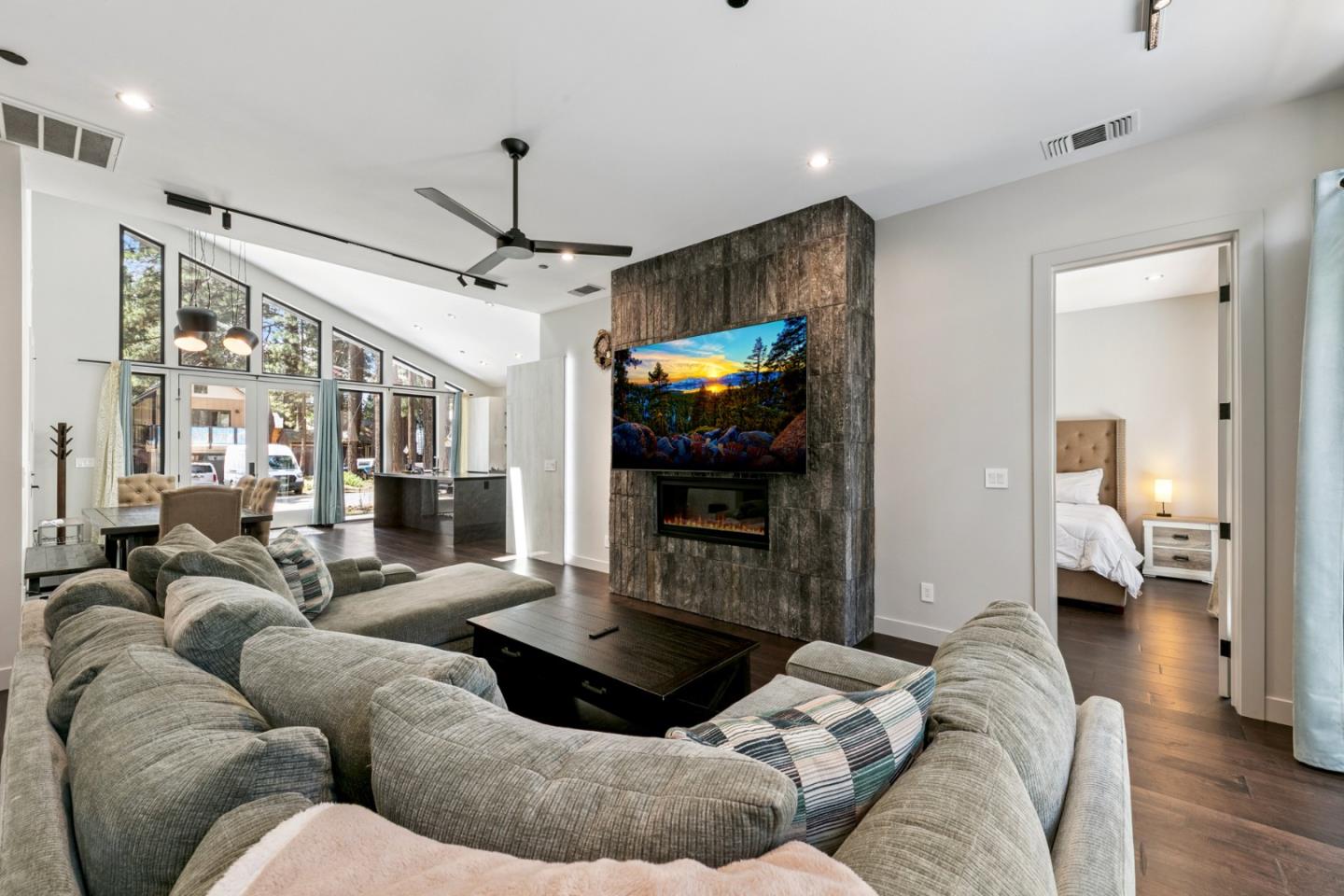 Detail Gallery Image 7 of 26 For 1169 Stockton Ave, South Lake Tahoe,  CA 96150 - 3 Beds | 2 Baths