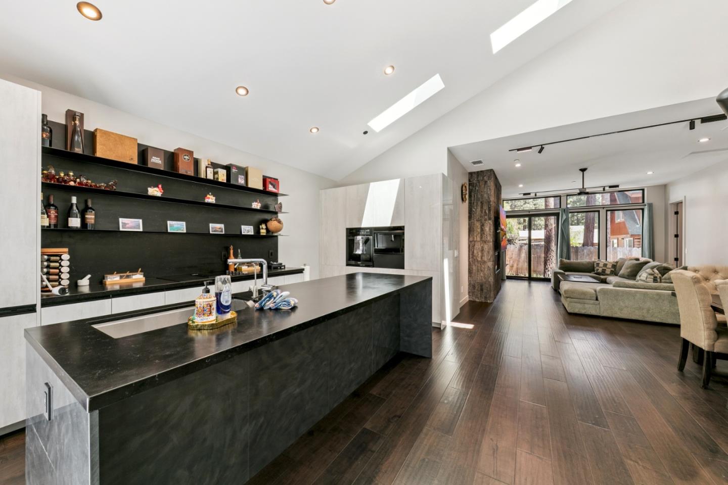 Detail Gallery Image 8 of 26 For 1169 Stockton Ave, South Lake Tahoe,  CA 96150 - 3 Beds | 2 Baths