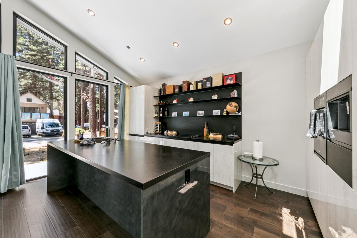 Detail Gallery Image 9 of 26 For 1169 Stockton Ave, South Lake Tahoe,  CA 96150 - 3 Beds | 2 Baths