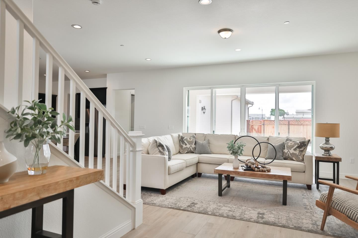 Detail Gallery Image 3 of 26 For 592 Santa Lucia Way, Marina,  CA 93933 - 3 Beds | 2/1 Baths