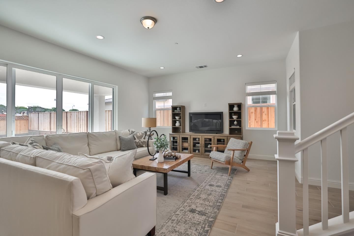 Detail Gallery Image 5 of 26 For 592 Santa Lucia Way, Marina,  CA 93933 - 3 Beds | 2/1 Baths