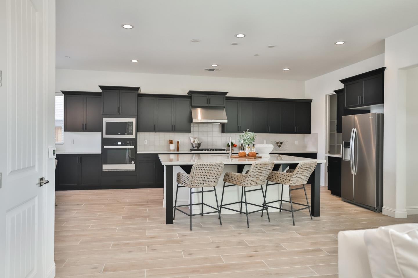 Detail Gallery Image 8 of 26 For 592 Santa Lucia Way, Marina,  CA 93933 - 3 Beds | 2/1 Baths