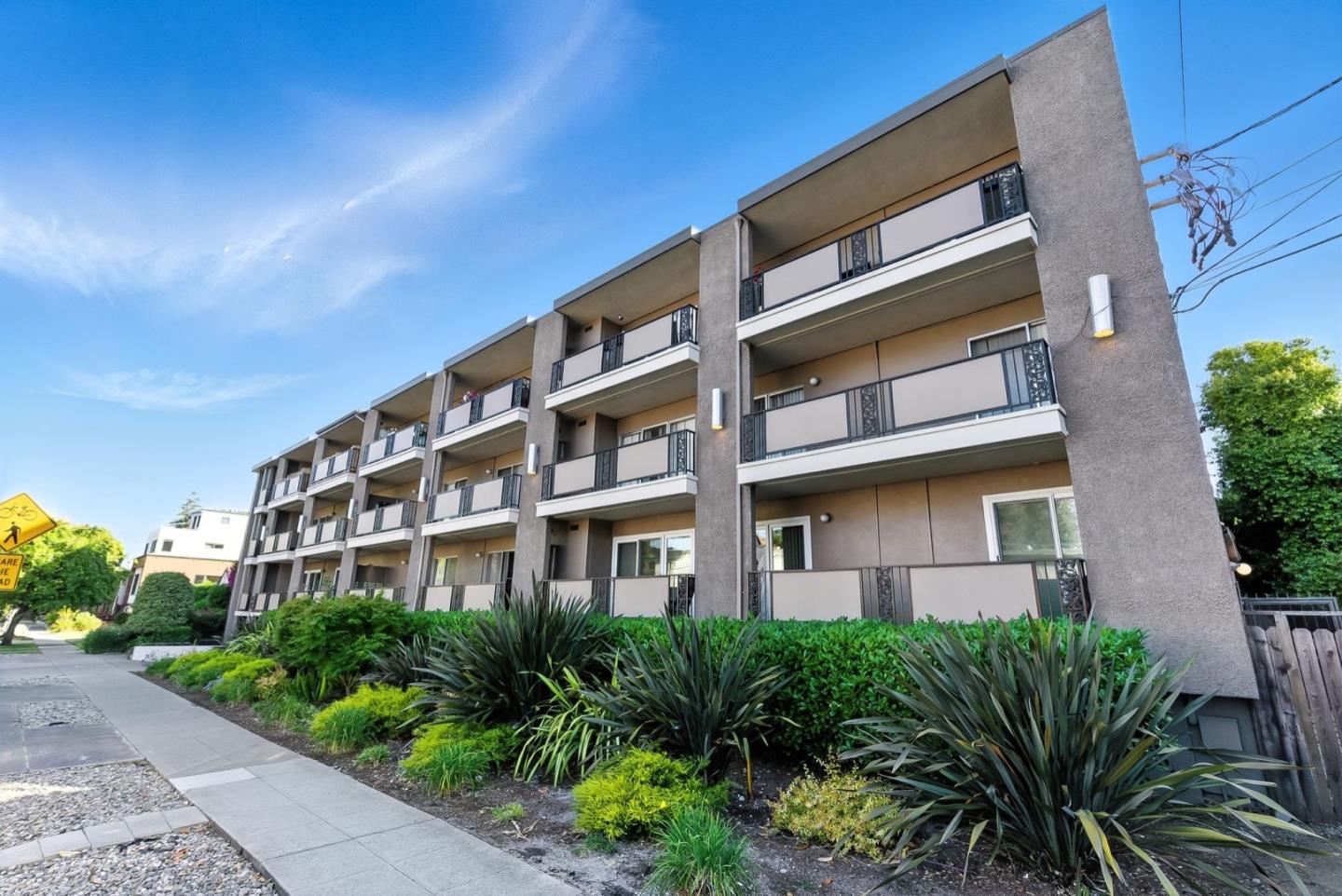 Detail Gallery Image 2 of 32 For 728 Elm St #205,  San Carlos,  CA 94070 - 2 Beds | 2 Baths