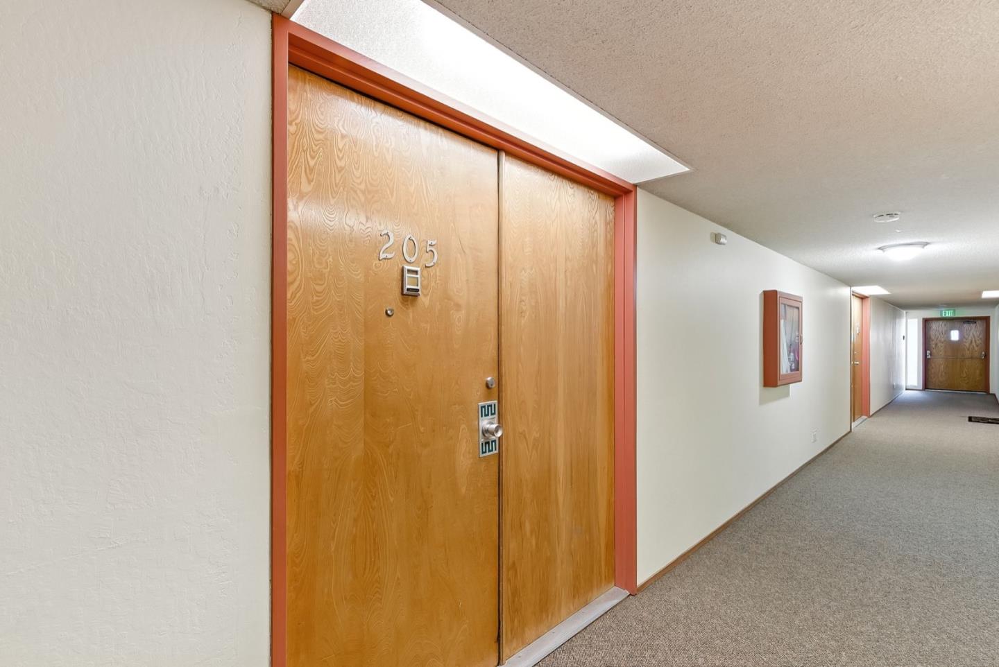 Detail Gallery Image 3 of 32 For 728 Elm St #205,  San Carlos,  CA 94070 - 2 Beds | 2 Baths