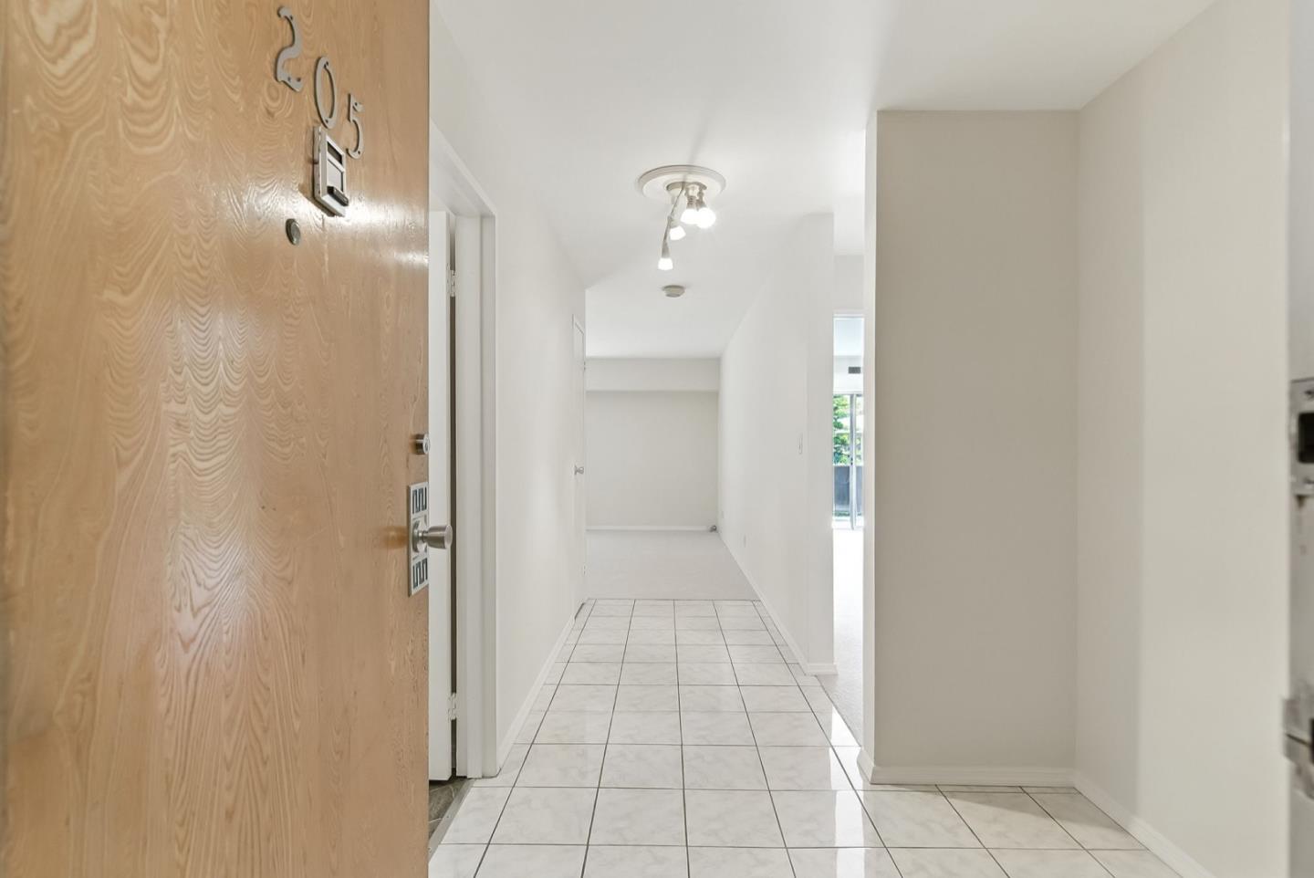 Detail Gallery Image 4 of 32 For 728 Elm St #205,  San Carlos,  CA 94070 - 2 Beds | 2 Baths