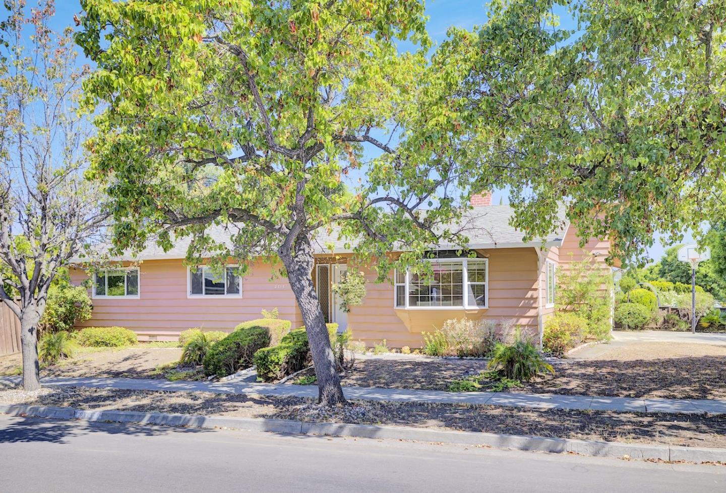 Detail Gallery Image 2 of 32 For 2715 Millbrae Way, San Jose,  CA 95121 - 3 Beds | 2 Baths
