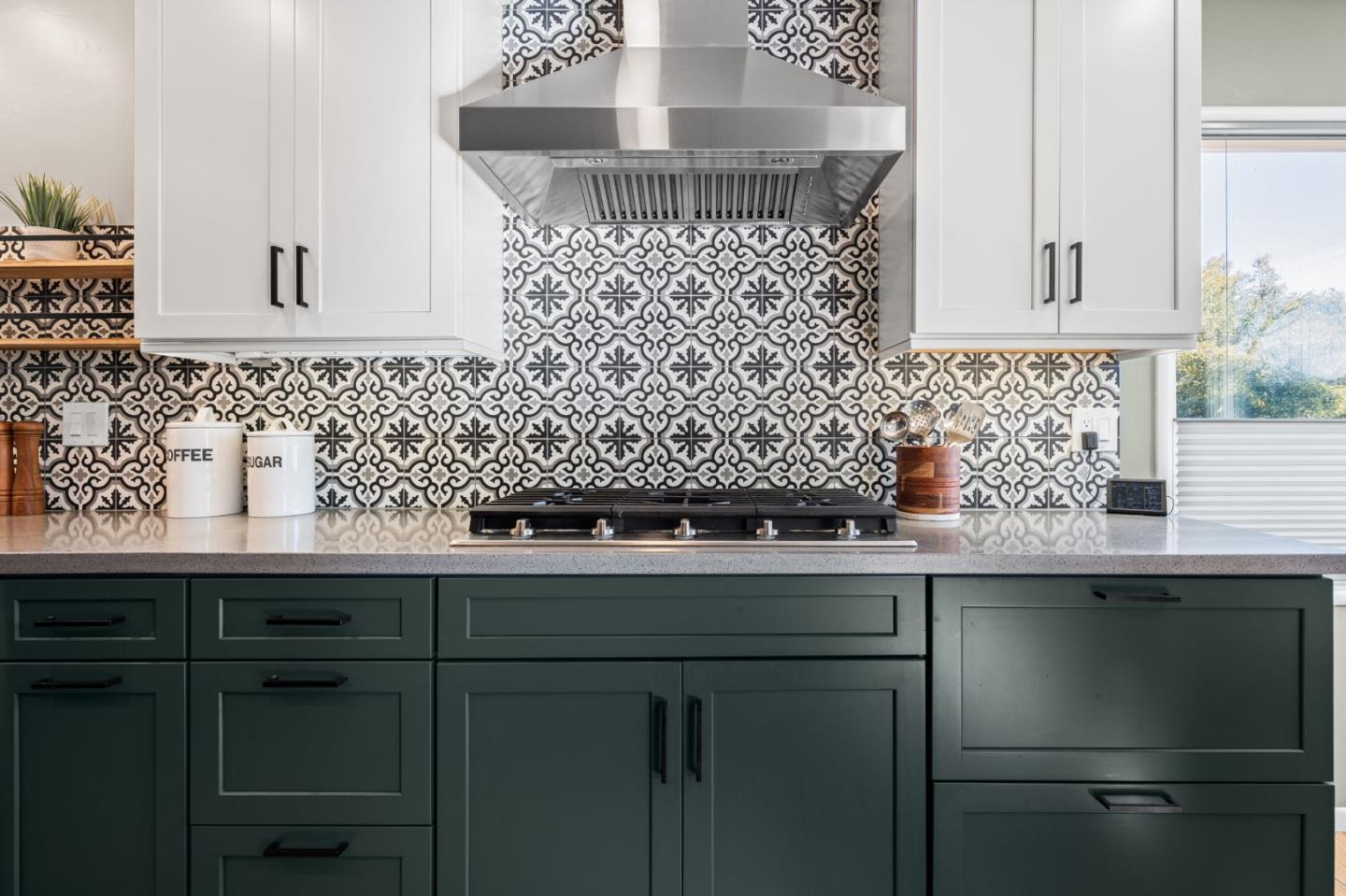Detail Gallery Image 17 of 46 For 8124 Greenly Dr, Oakland,  CA 94605 - 4 Beds | 2/1 Baths