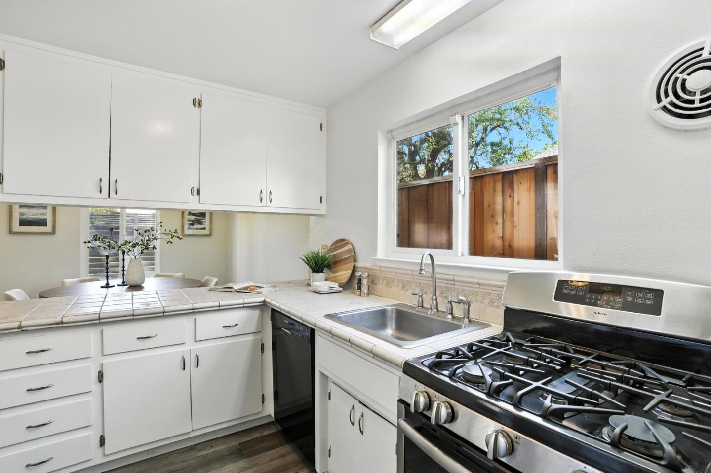 Detail Gallery Image 12 of 62 For 946 Laguna Ave, Burlingame,  CA 94010 - – Beds | – Baths