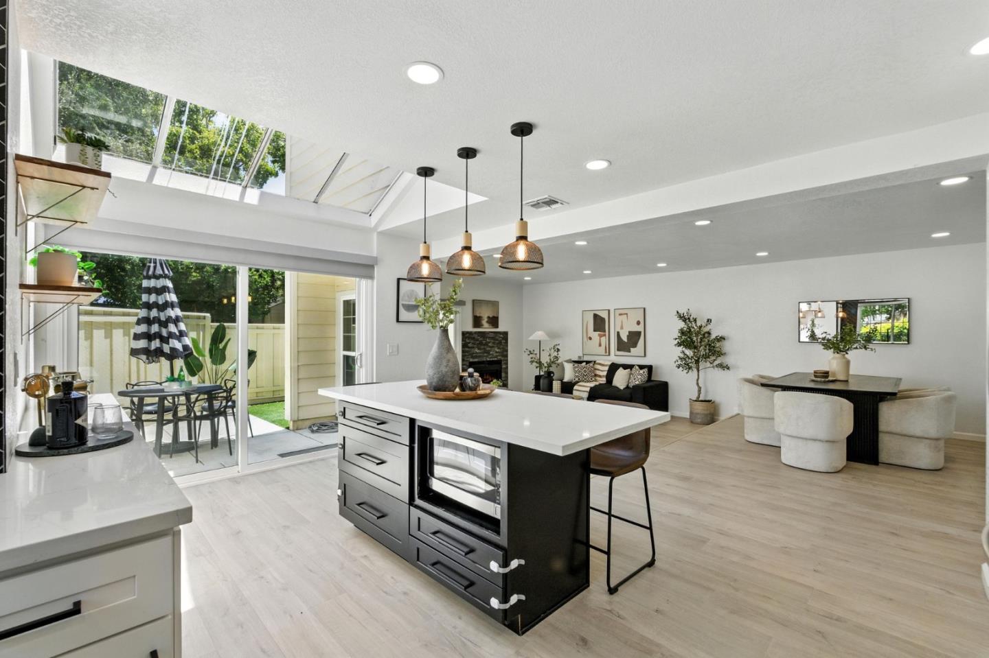 Detail Gallery Image 2 of 31 For 1862 Stratton Cir, Walnut Creek,  CA 94598 - 3 Beds | 2/1 Baths
