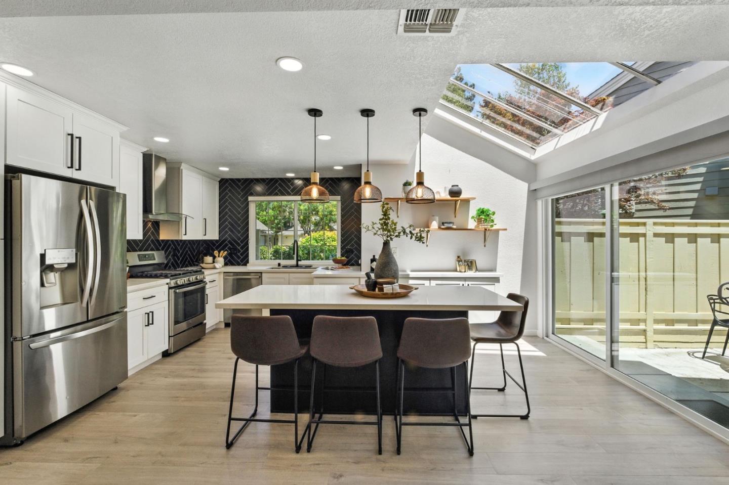 Detail Gallery Image 4 of 31 For 1862 Stratton Cir, Walnut Creek,  CA 94598 - 3 Beds | 2/1 Baths