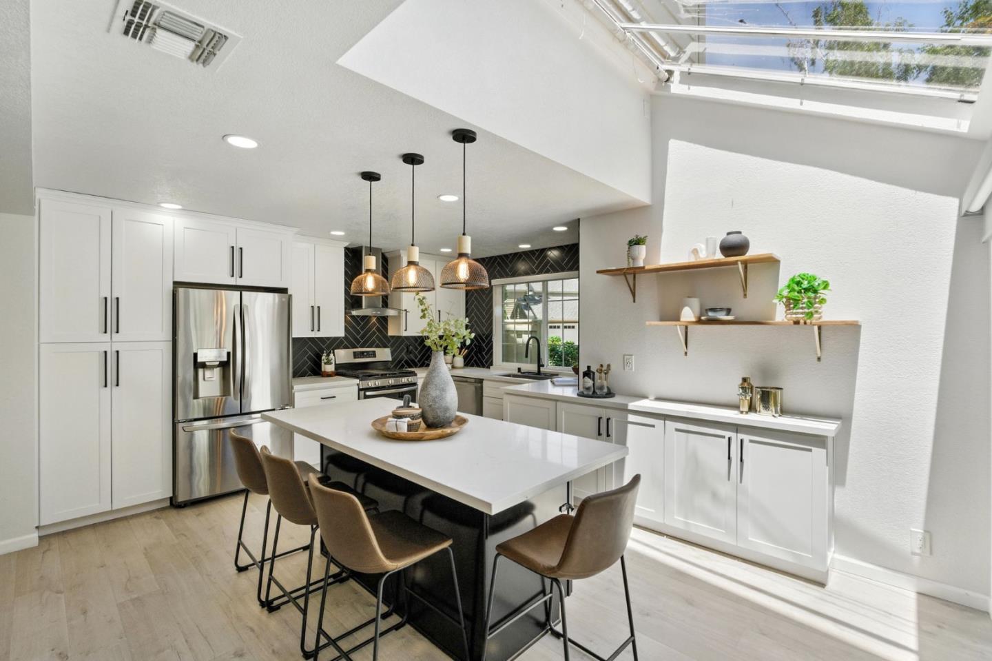 Detail Gallery Image 5 of 31 For 1862 Stratton Cir, Walnut Creek,  CA 94598 - 3 Beds | 2/1 Baths