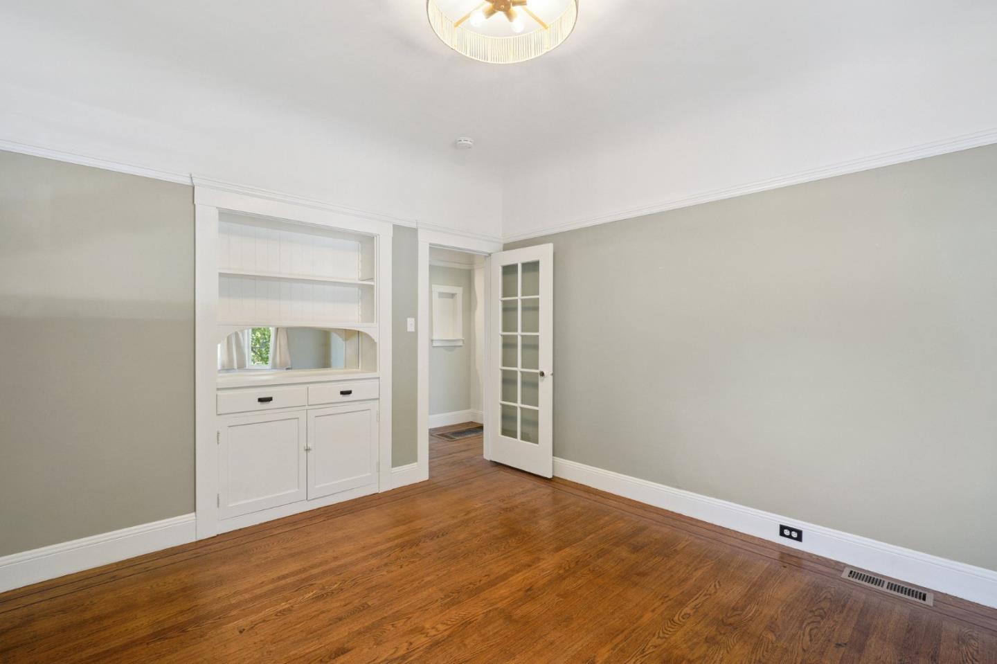 Detail Gallery Image 1 of 15 For 1431 Quesada Ave #1,  San Francisco,  CA 94124 - 3 Beds | 1/1 Baths
