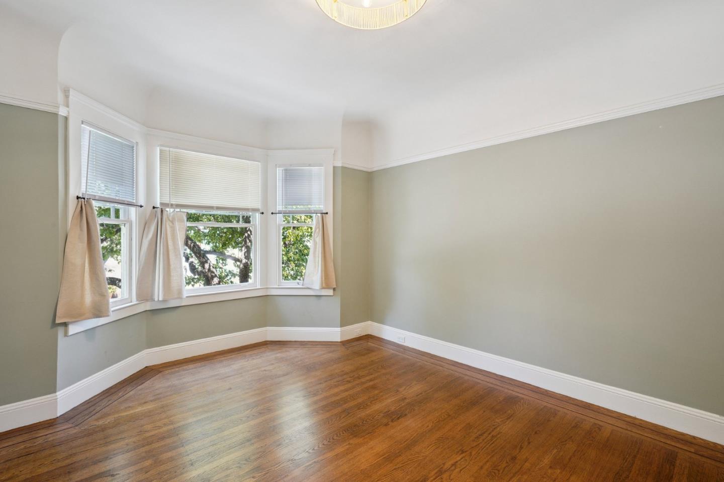 Detail Gallery Image 3 of 15 For 1431 Quesada Ave #1,  San Francisco,  CA 94124 - 3 Beds | 1/1 Baths