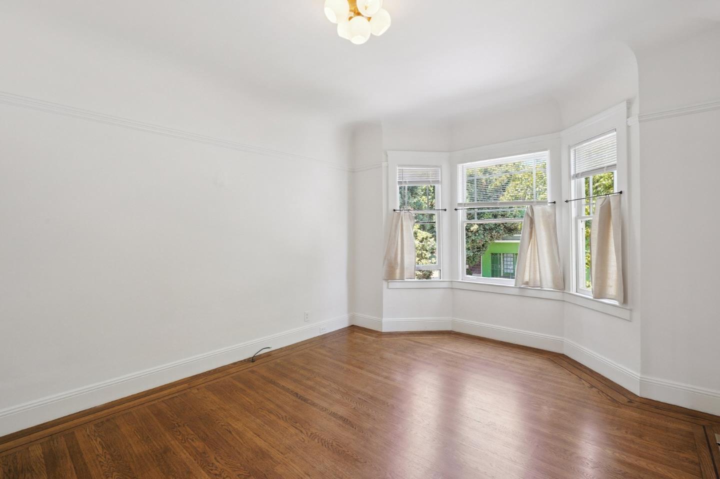 Detail Gallery Image 4 of 15 For 1431 Quesada Ave #1,  San Francisco,  CA 94124 - 3 Beds | 1/1 Baths