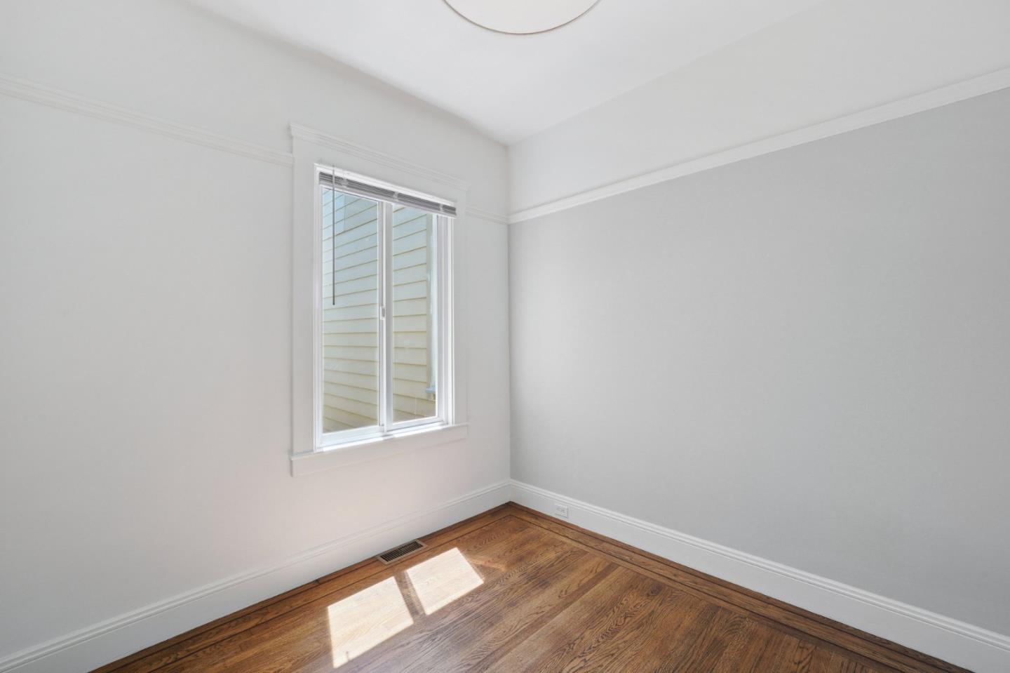 Detail Gallery Image 6 of 15 For 1431 Quesada Ave #1,  San Francisco,  CA 94124 - 3 Beds | 1/1 Baths