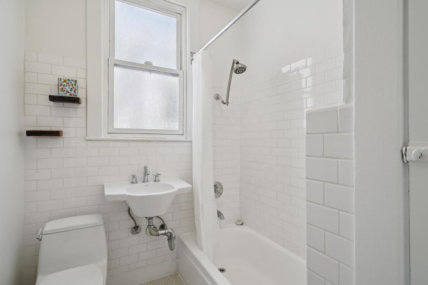 Detail Gallery Image 8 of 15 For 1431 Quesada Ave #1,  San Francisco,  CA 94124 - 3 Beds | 1/1 Baths