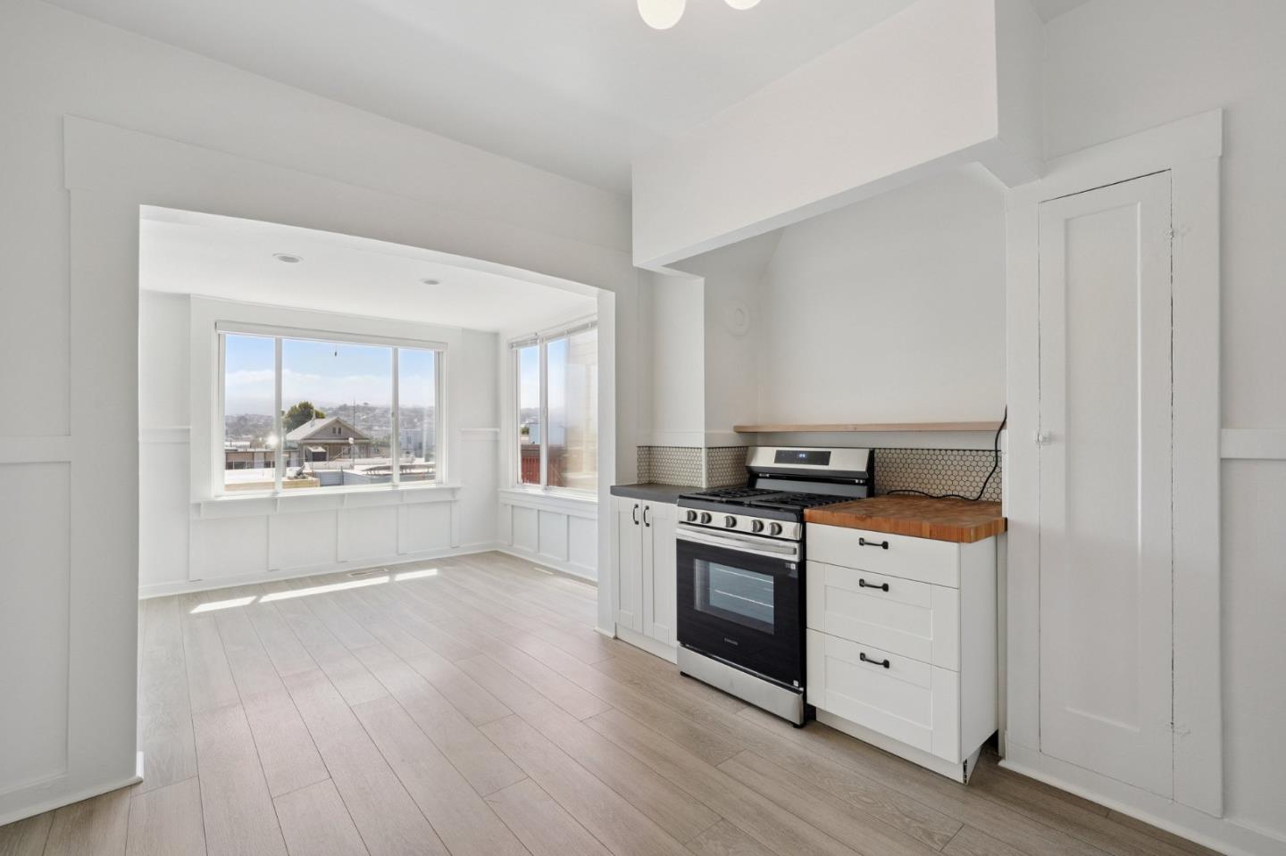 Detail Gallery Image 9 of 15 For 1431 Quesada Ave #1,  San Francisco,  CA 94124 - 3 Beds | 1/1 Baths