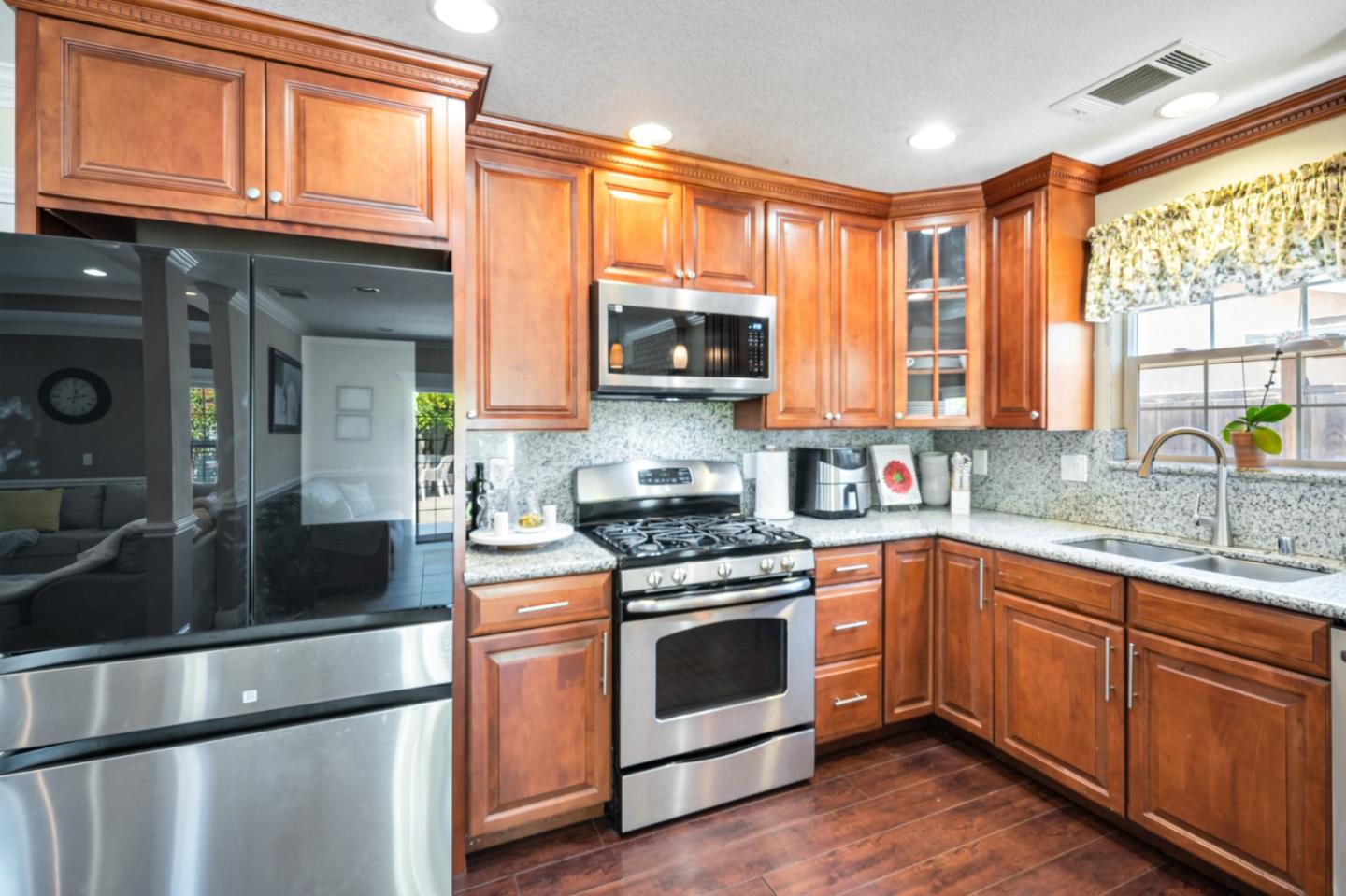 Detail Gallery Image 16 of 31 For 2686 Ascot Way, Union City,  CA 94587 - 4 Beds | 2/1 Baths