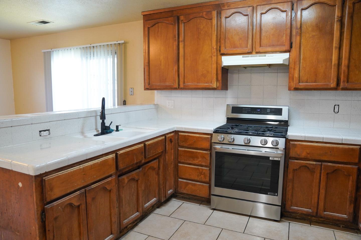 Detail Gallery Image 2 of 18 For 1333 Luna Ln, Stockton,  CA 95206 - 4 Beds | 2 Baths