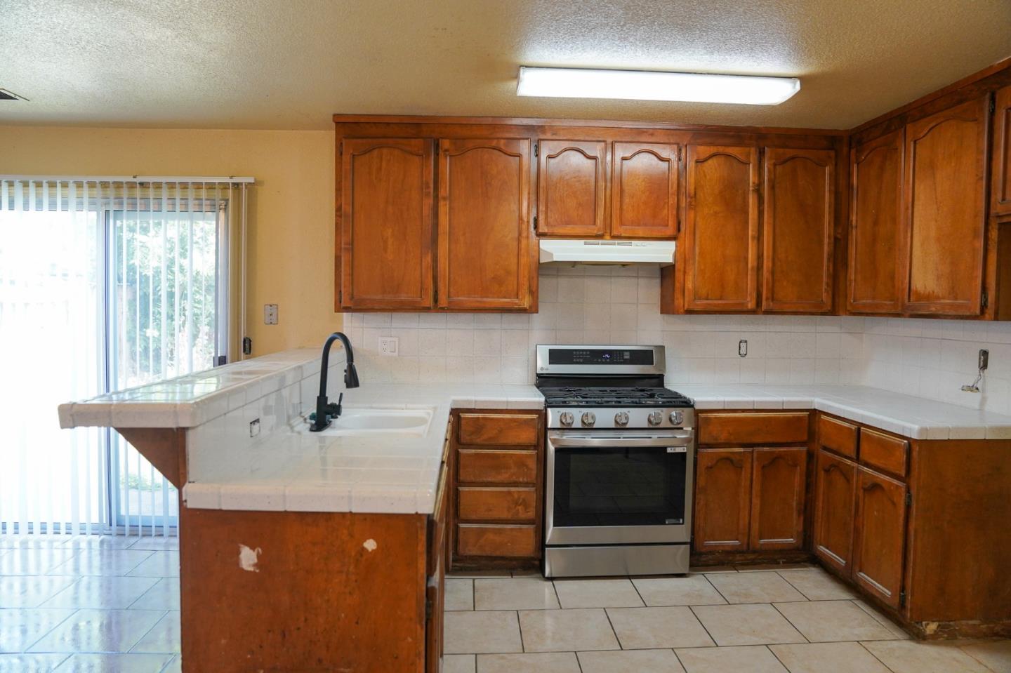 Detail Gallery Image 3 of 18 For 1333 Luna Ln, Stockton,  CA 95206 - 4 Beds | 2 Baths