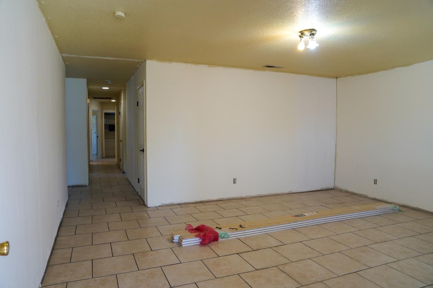 Detail Gallery Image 4 of 18 For 1333 Luna Ln, Stockton,  CA 95206 - 4 Beds | 2 Baths