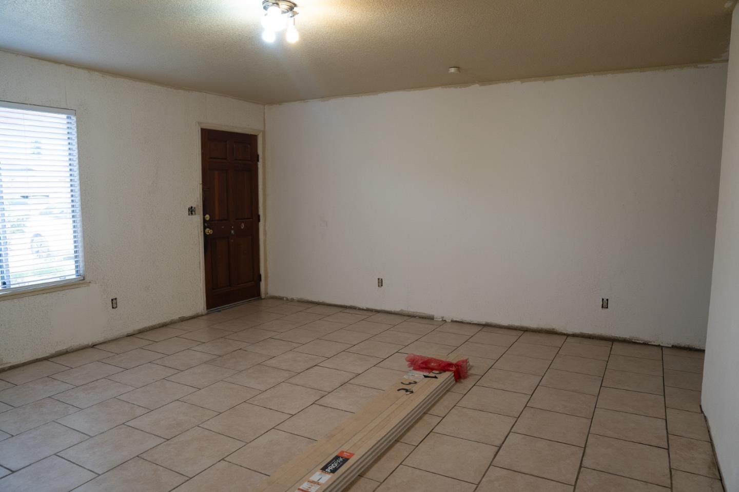 Detail Gallery Image 5 of 18 For 1333 Luna Ln, Stockton,  CA 95206 - 4 Beds | 2 Baths
