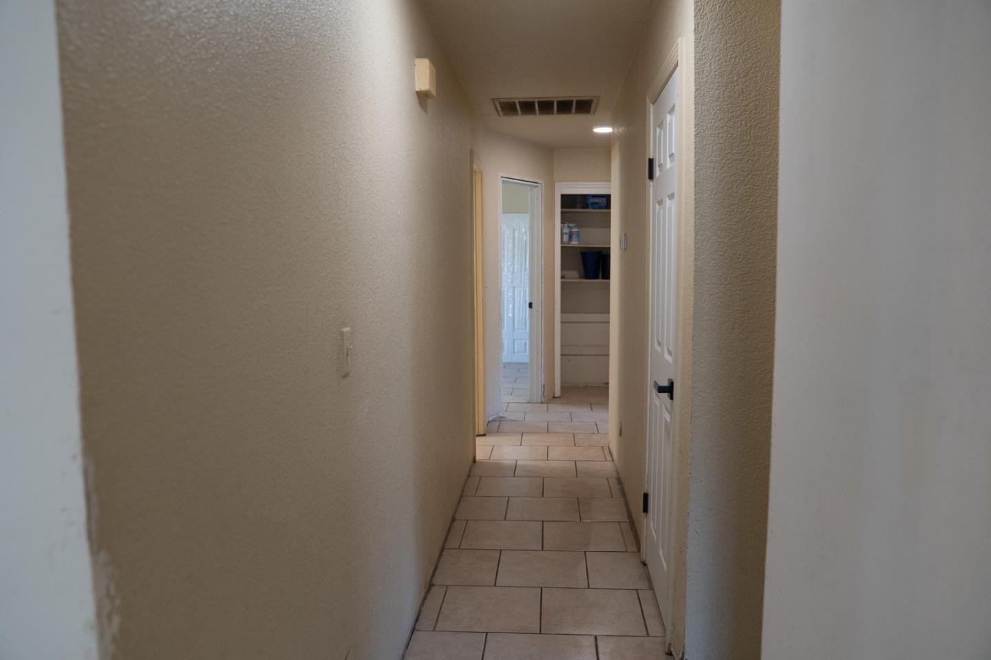Detail Gallery Image 7 of 18 For 1333 Luna Ln, Stockton,  CA 95206 - 4 Beds | 2 Baths