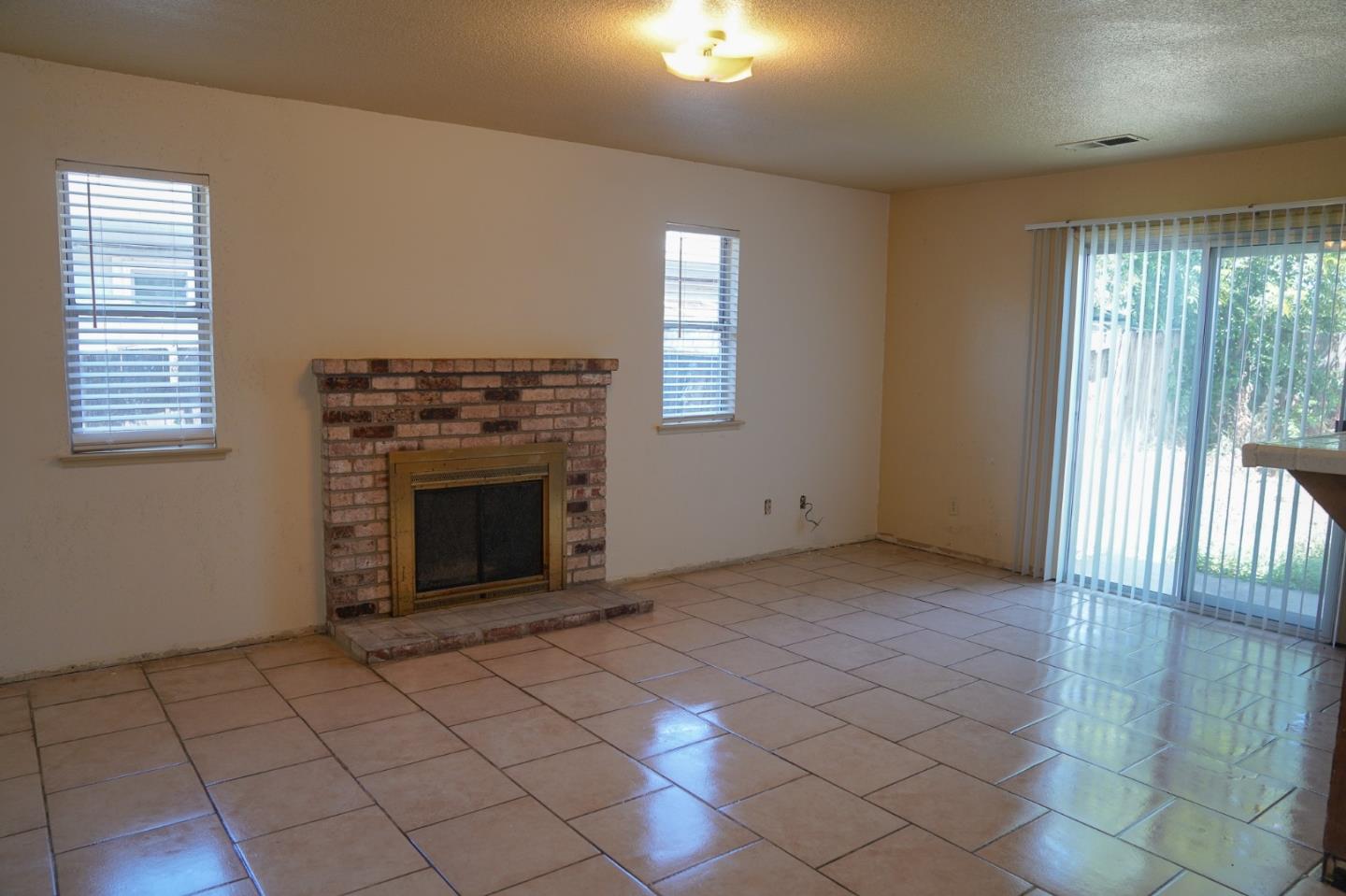 Detail Gallery Image 8 of 18 For 1333 Luna Ln, Stockton,  CA 95206 - 4 Beds | 2 Baths