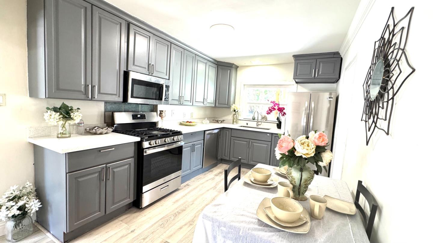 Detail Gallery Image 4 of 14 For 315 Garden St, East Palo Alto,  CA 94303 - 3 Beds | 1/1 Baths